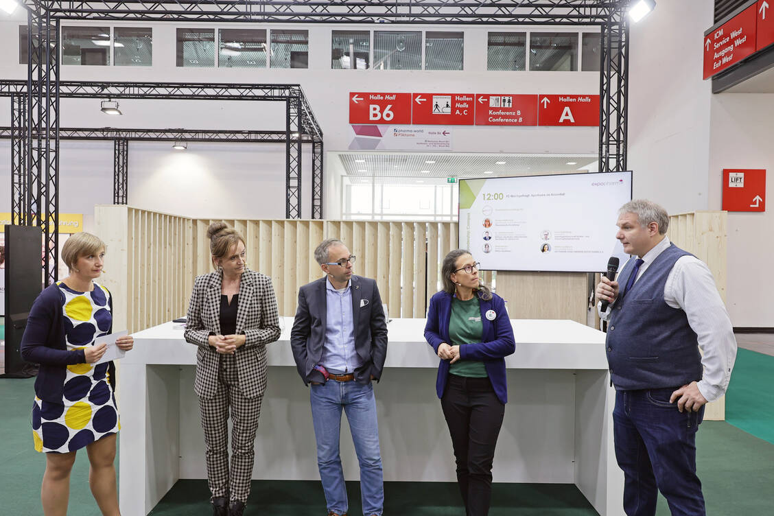 Diskutierten gemeinsam über Katastrophenschutz: PZ-Redakteurin Daniela Hüttemann (Moderatorin), Linda Reeves, Sven Seißelberg, Eliette Fischbach und Dr. Christian Fehske. / © PZ/Alois Mueller