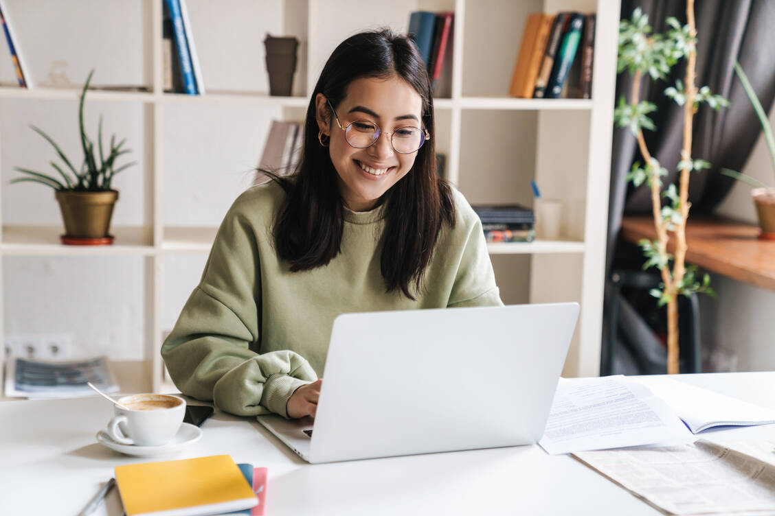 Home-Office kann übergangsweise auch bei Pharmazeuten im Praktikum funktionieren, schlägt der BPhD vor. / Foto: Adobe Stock / Drobot Dean