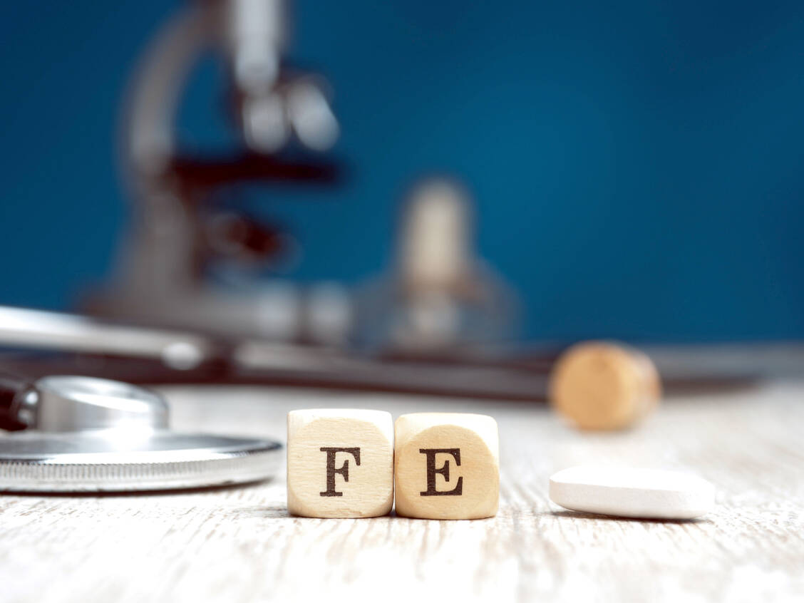 Geht es um die Arzneimittel, fällt das Warentest-Fazit positiv aus: 12 der 15 untersuchten Arzneimittel eignen sich demnach, um einen ärztlich festgestellten Mangel beziehungsweise eine Unterversorgung zu behandeln. Von der Selbstmedikation mit Nahrungsergänzungsmitteln raten die Verbraucherschützer dagegen ab. / © Adobe Stock/Andreas Berheide