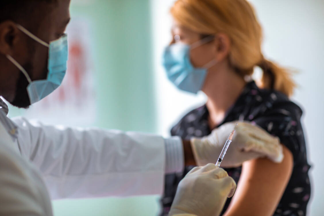 Bevor die Vakzine gegen das Coronavirus verimpft werden kann, muss sie aufbereitet werden. Diese Aufgabe könnten Apotheker in den geplanten Impfzentren übernehmen.  / Foto: Getty Images/Geber86