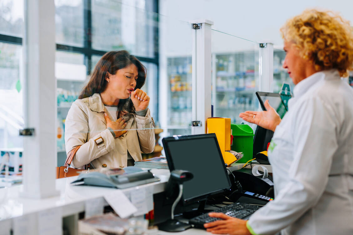 Neben der Dauer der Hustenbeschwerden sollte das Apothekenteam auch die Art des Hustens erfragen. / © Adobe Stock/bernardbodo