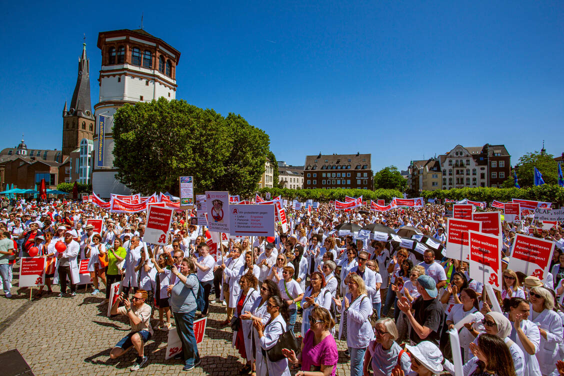 So wie hier im Juni 2023 sollen am 23. März erneut Protestierende den Düsseldorfer Burgplatz bevölkern. Das Reformgesetz befindet sich in einer entscheidenden Phase im Gesetzgebungsprozess. Die Proteste sollen Signalwirkung haben. / © Imago/Olaf Döring