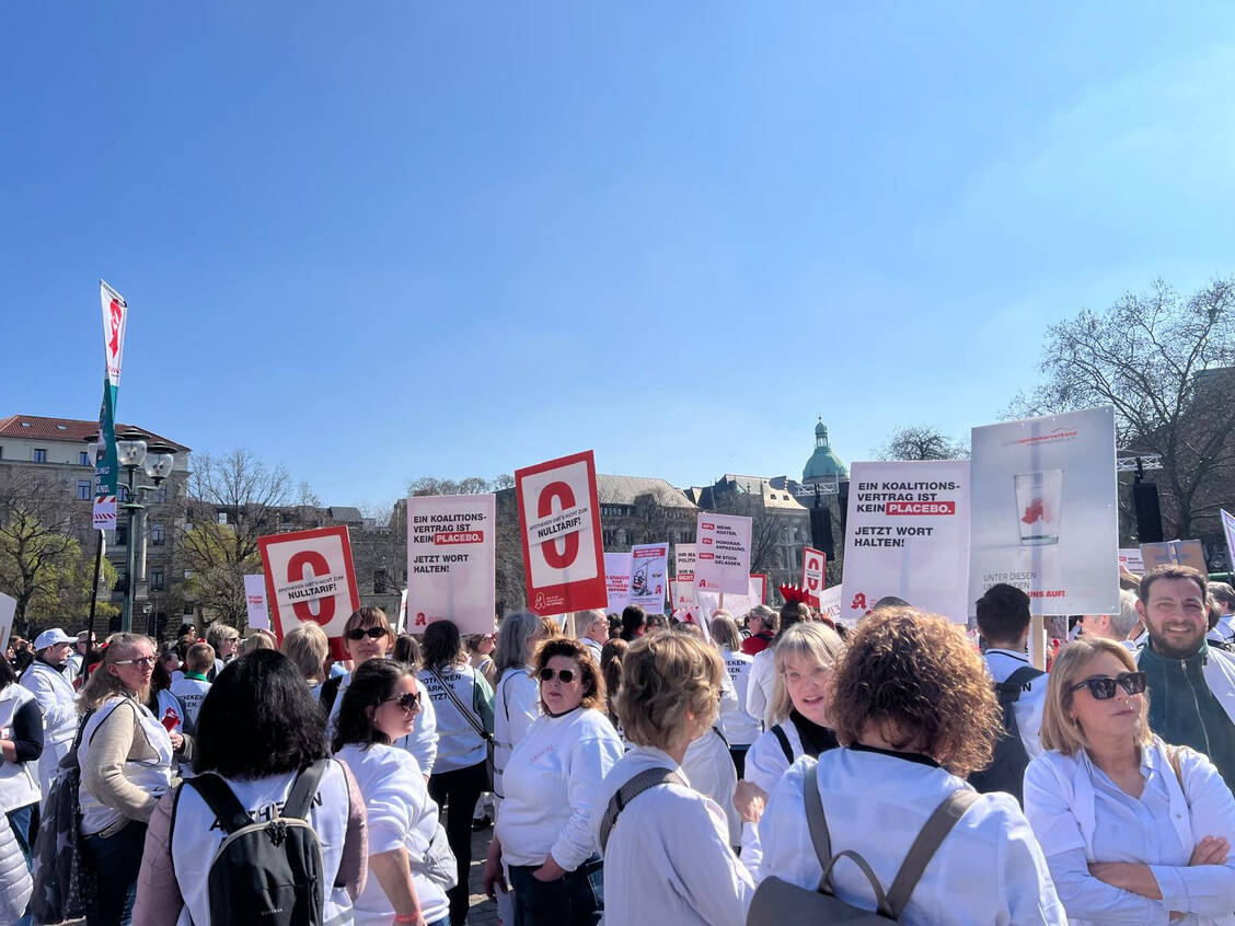 Es herrschte gute Stimmung auf dem Opernplatz in Hannover. / © PZ/Höhn