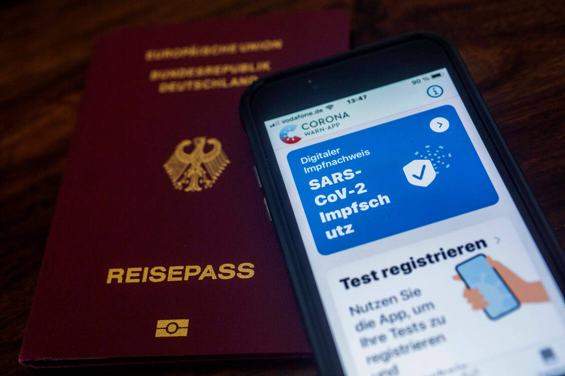 Für das EU-weite Reisen sind die digitalen Covid-19-Zertifikate auch für Genesene und Getestete diesen Sommer wichtig. Apotheken können über das DAV-Portal bislang aber nur die Impfnachweise erzeugen. / Foto: imago images/Manngold