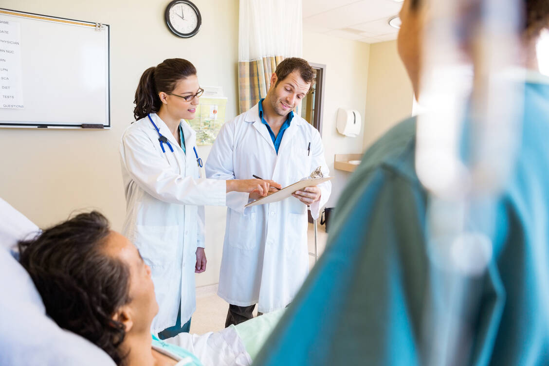 Mehr noch als auf der Normalstation eines Krankenhauses sind Apotheker im interdisziplinären Team auf einer Intensivstation gefragt. Ein wichtiges Beratungsfeld ist die Antibiotikatherapie. / Foto: Adobe Stock/Tyler Olson