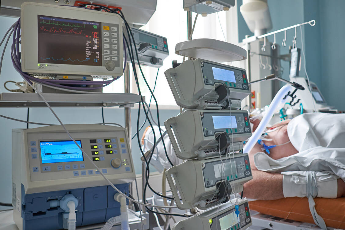 Die Vitalfunktionen werden bei Patienten auf der Intensivstation in der Regel kontinuierlich kontrolliert. So kann zur Überwachung der QT-Zeit unproblematisch ein EKG initiiert werden. / Foto: Adobe Stock/Kiryl Lis