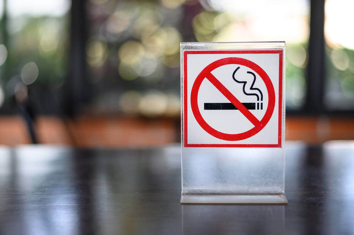 Rauchen ist bekanntlich der größte Risikofaktor für Lungenkrebs. Beim NSCLC mit Exon-20-Insertion ist das aber anders: Diese Krebsform betrifft sehr häufig Patienten, die nie geraucht haben. / Foto: Getty Images/Nipitphon Na Chiangmai/EyeEm