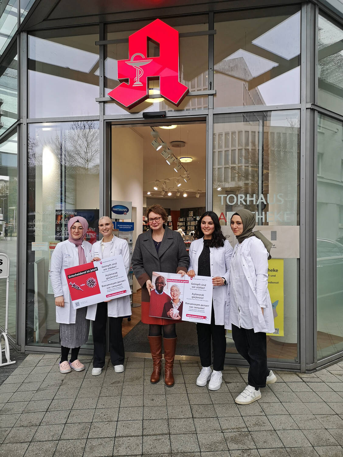 Ministerin Behrens (Mitte) wirbt gemeinsam mit dem Team der Torhaus-Apotheke für eine höhere Impfquote.