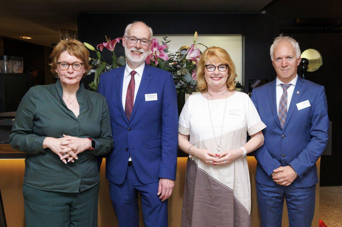 Die Gastgeber Cathrin Burs von der Apothekerkammer Niedersachsen und Berend Groeneveld vom Landesapothekerverband (Mitte) begrüßten neben Landesgesundheitsministerin Daniela Behrens und Hannovers Bürgermeister Thomas Klapproth zahlreiche weitere Gäste aus Politik und Gesundheitswesen. / Foto: LAV Nds./ Apothekerkammer Niedersachsen/ Lorena Kirste