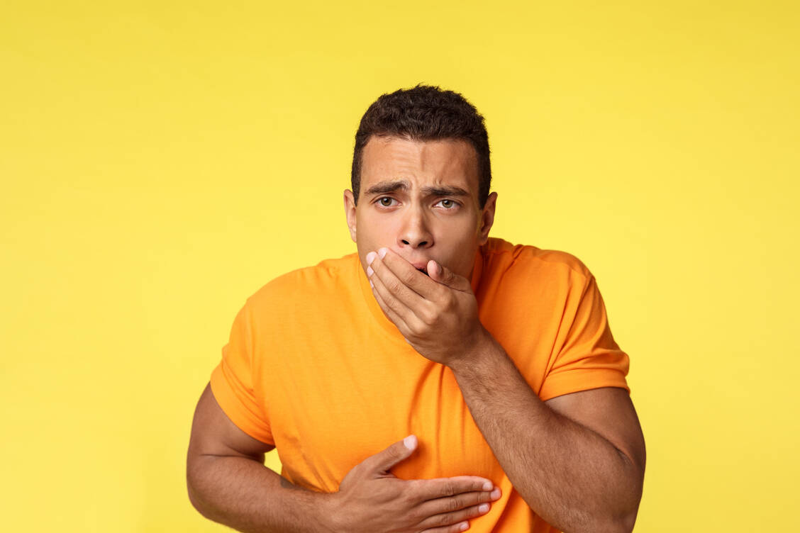 Übelkeit ist ein unspezifisches Symptom mit vielen möglichen Ursachen.  / Foto: Adobe Stock/Mix and Match Studio