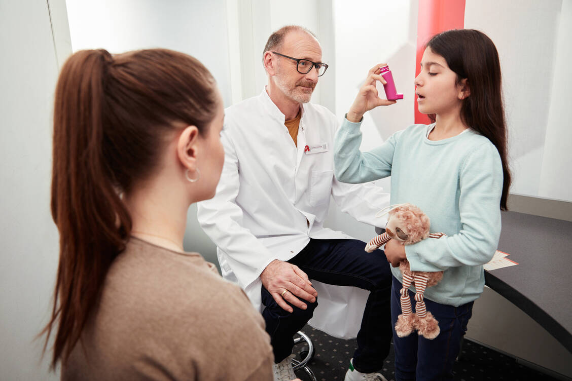 Wer noch nicht weiß, wie er anfangen soll, sollte mit den Inhalativa-Schulungen starten. Erklären muss das pharmazeutische Personal die Anwendung bei der Abgabe ohnehin. / Foto: ABDA