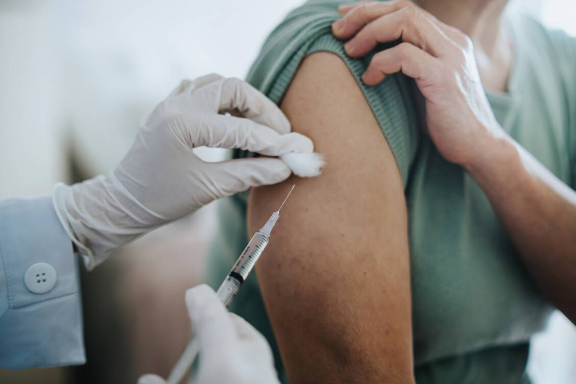 Anfang Dezember hatte der MBV zahlreiche Praxen wegen angeblicher DNA-Verunreinigungen in mRNA-basierten Covid-19-Impfstoffen gewarnt. / Foto: Getty Images/Yiu Yu Hoi