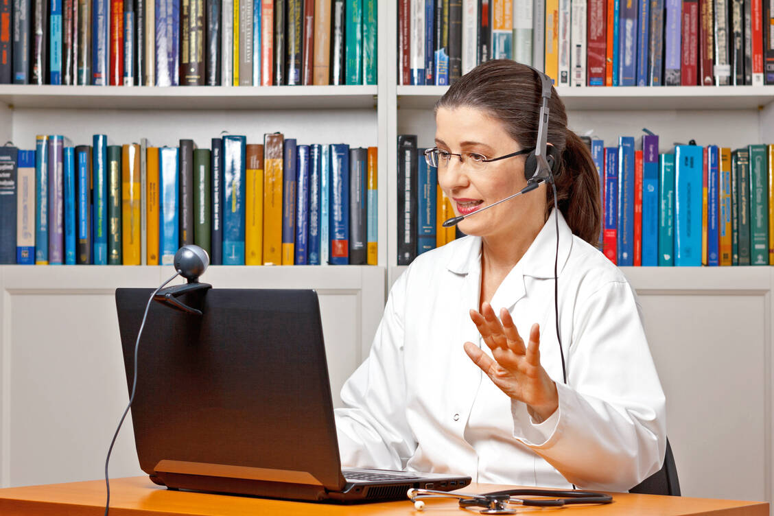 Schätzt medizinisches Personal eine Situation zunächst via  Bild-Telefonie ein, erspart das älteren Menschen oft die Fahrt in die Klinik.  / Foto: Fotolia/ Anja Schfer