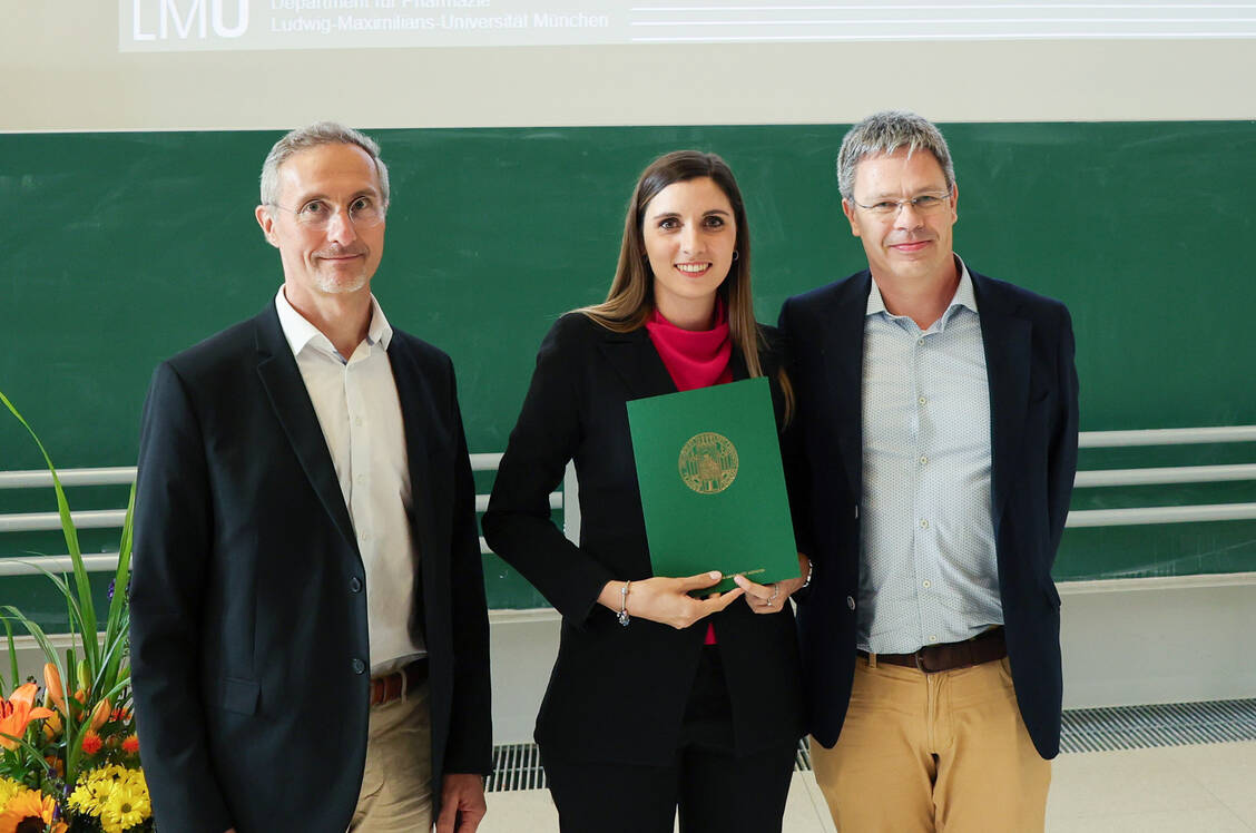 Verleihung des AbbVie-Promotionspreises (von links): Professor Dr. Ivan Huc, Dr. Domizia Baldassi und Dr. Martin Bultmann / Foto: LMU/Fabian Schmid