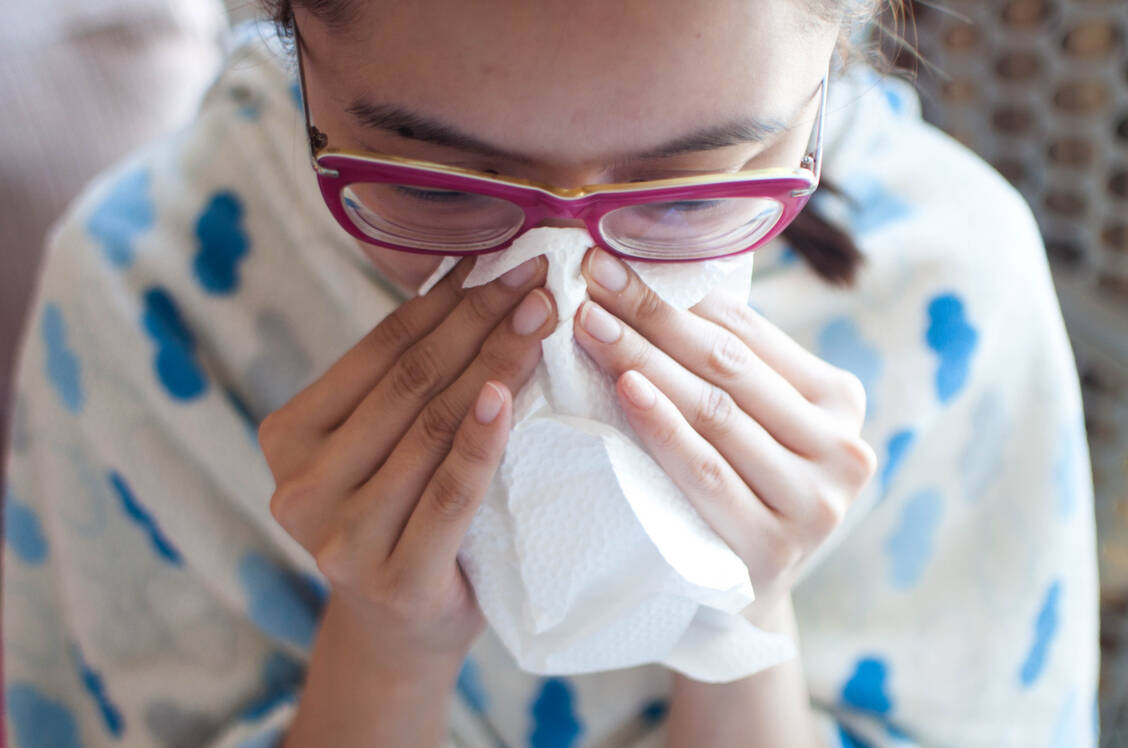 Schnupfe, Husten, Halsschmerzen: Viele Menschen sind in diesem Jahr auch im Sommer krank. / Foto: Getty Images/Karl Tapales