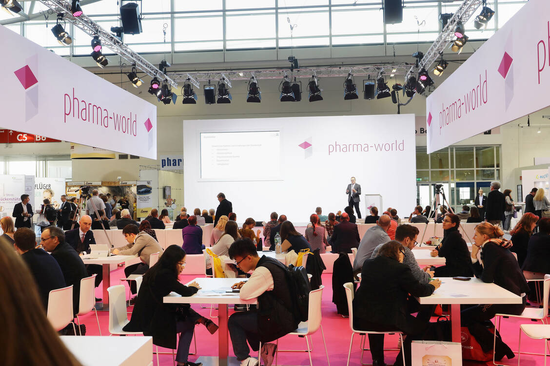 Ob Beratungswissen zu bekannten Produkten oder die Vorstellung neuer Produkte: Bei den Vorträgen der Pharma-World können sich die Besucher umfassend informieren. / Foto: PZ/Alois Müller