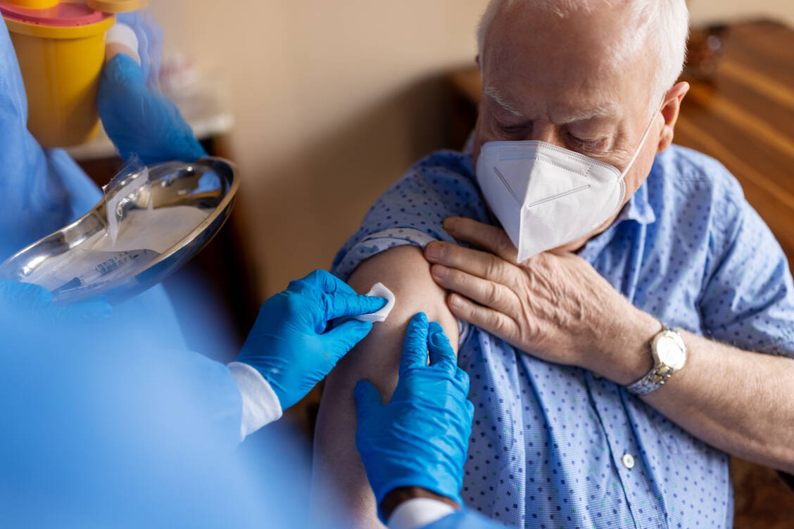 Eine Impfung gegen RSV kann die Wahrscheinlichkeit senken, wegen einer RSV-Infektion ins Krankenhaus zu müssen. / Foto: Getty Images/Luis Alvarez
