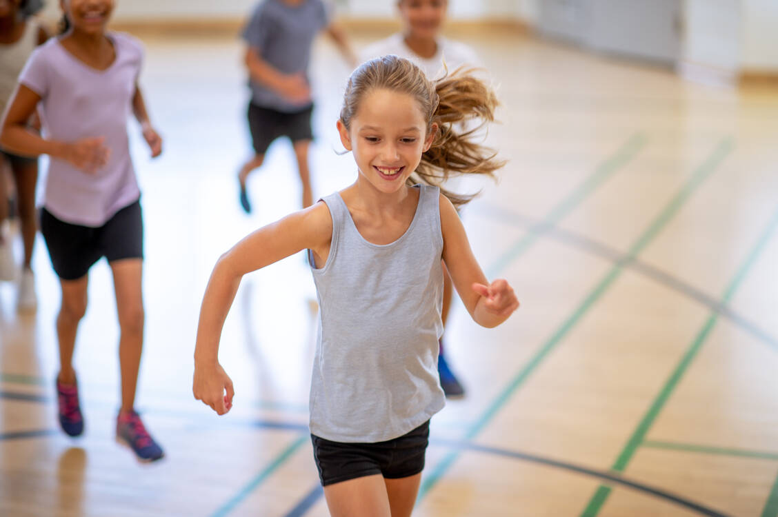 Durch unbenoteten Schulsport sollen Kinder mehr Freude an Bewegung bekommen. Das schlagen deutsche Fachgesellschaften aktuell zur Nationalen Krebspräventionswoche vor. / Foto: Getty Images/FatCamera