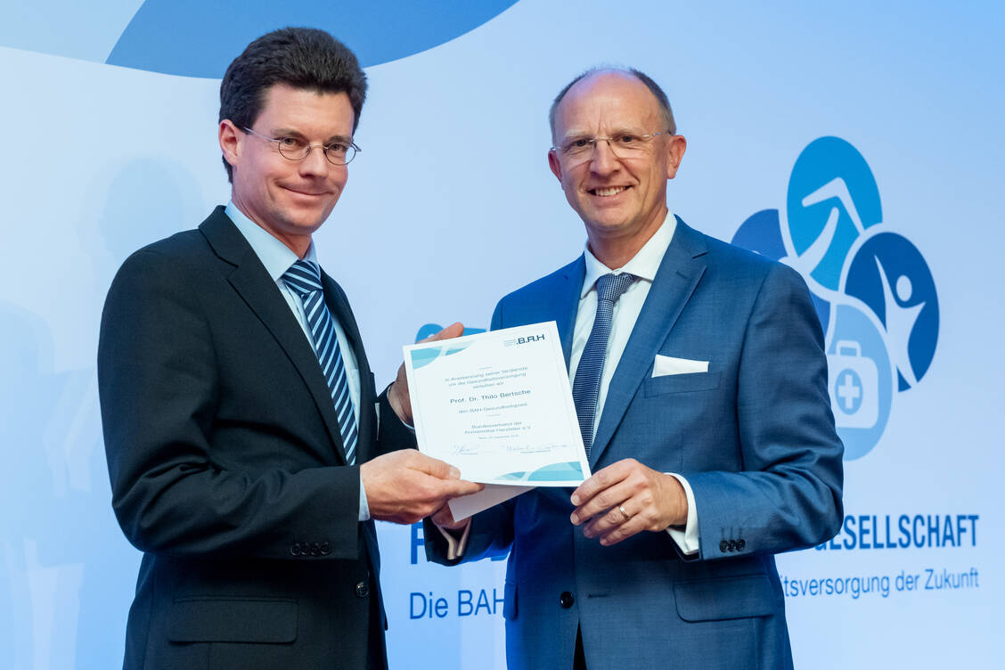 Der BAH-Vorsitzenden Jörg Wieczorek (rechts) überreichte den BAH-Gesundheitspreis an Professor Dr. Thilo Bertsche. / Foto: BAH/Svea Pietschmann
