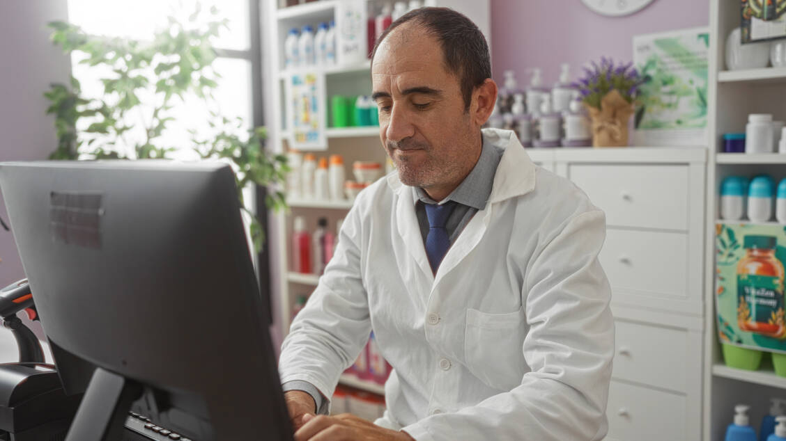 Jeder zweite Apothekeninhaber beziehungsweise jede zweite Inhaberin erwartet 2025 negative Entwicklungen für die eigene Apotheke. Das ergab die Apokix-Umfrage. / © Adobe Stock/Krakenimages.com