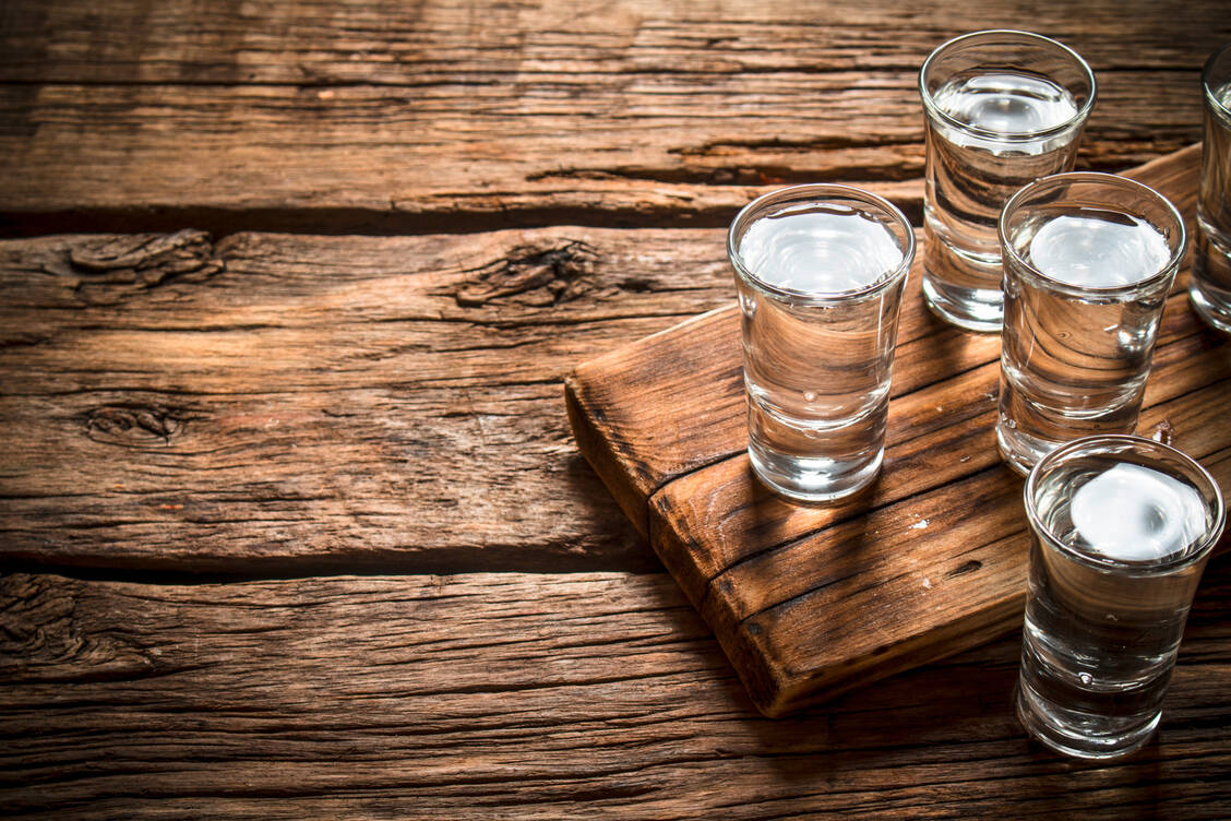 Auch wenn Alkohol keine Lösung ist: Für die Herstellung von Desinfektionsmitteln ist er unerlässlich. / Foto: Adobe Stock/Artem Shadrin