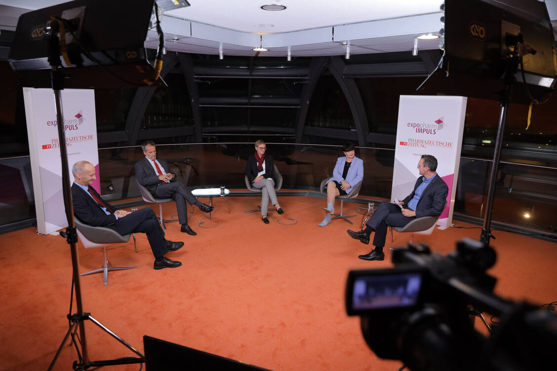 ABDA-Präsident Friedemann Schmidt debattierte gestern Abend mit den Bundestagsabgeordneten Michael Hennrich (CDU), Sabine Dittmar (SPD) und Christine Aschenberg-Dugnus (FDP). PZ-Chefredakteur Benjamin Rohrer moderierte die Diskussionsrunde (von links). / Foto: Philipp Külker