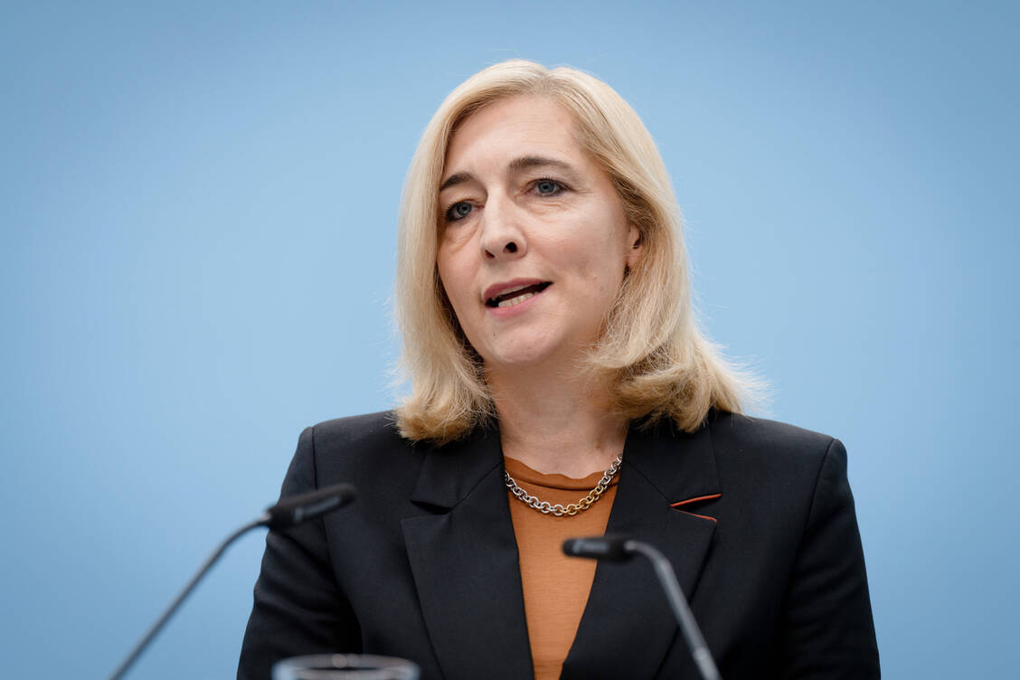 Welche fünf wichtigsten Ratschläge würden Apothekerinnen und Apotheker Bundesgesundheitsministerin Nina Warken (CDU) mitgeben? / © Imago Images/Bernd Elmenthaler