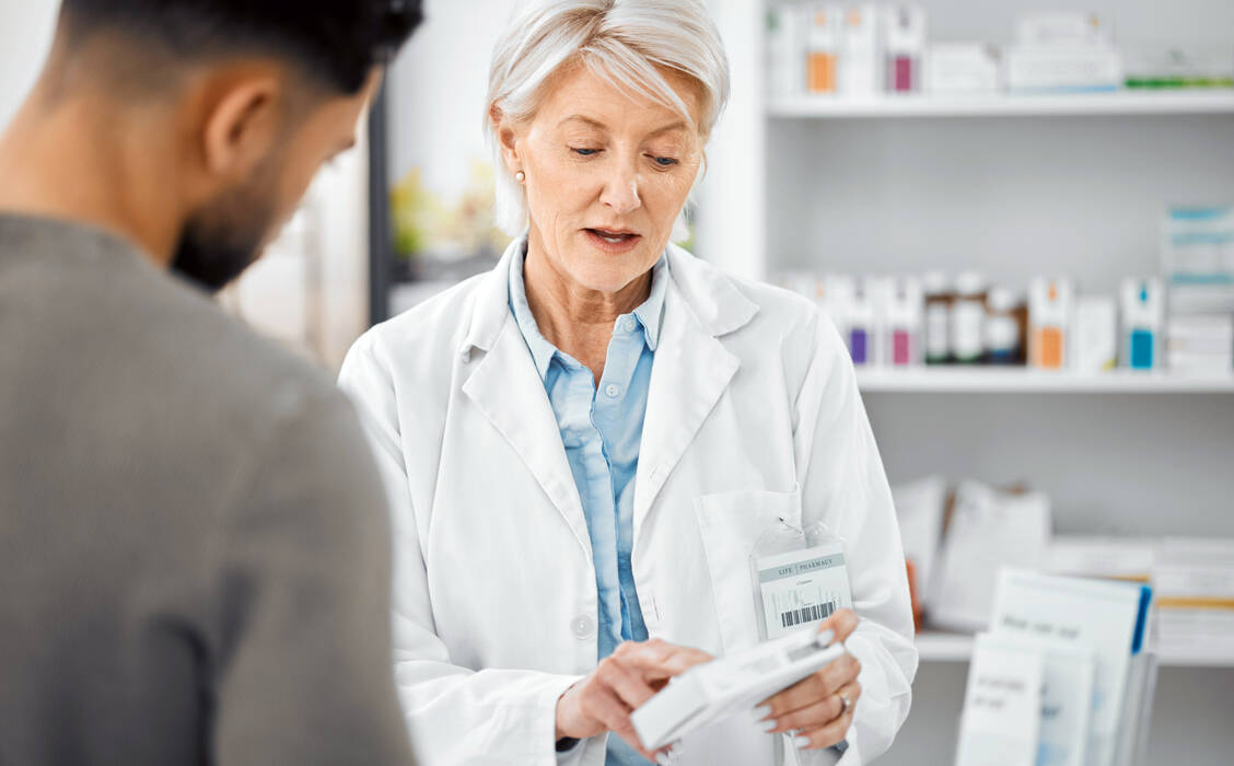 Ein behutsames Gespräch ist bei Patienten mit Angsterkrankungen besonders wichtig, da sie oft schnell an Nocebo-Effekten leiden. / © Shutterstock/PeopleImages