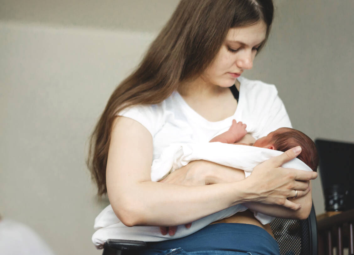 Stillprobleme, Saug- oder Schluckstörungen können viele Ursachen haben. In seltenen Fällen liegt eine schwere Erkrankung des Babys zugrunde. / Foto: Adobe Stock/Svetlana