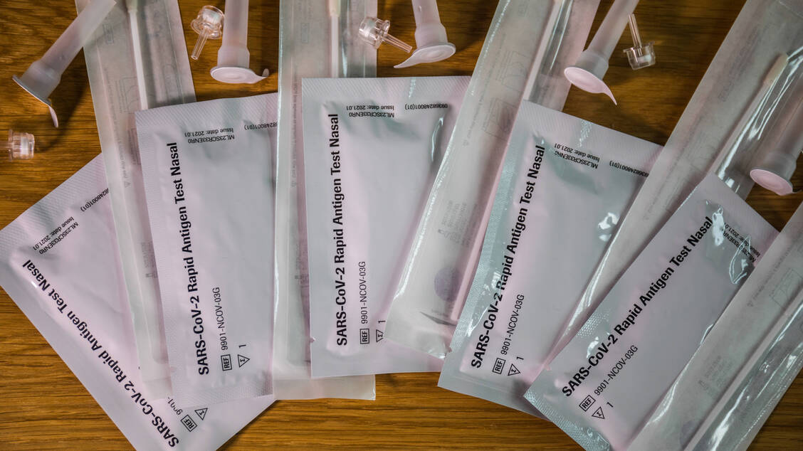 Um Großpackungen besser verkaufen zu können, kann das Auseinzeln wichtig sein. Für die sonderzugelassenen Coronavirus-Selbsttests ist dies nun laut BfArM möglich. / Foto: Imago Images/Andreas Haas