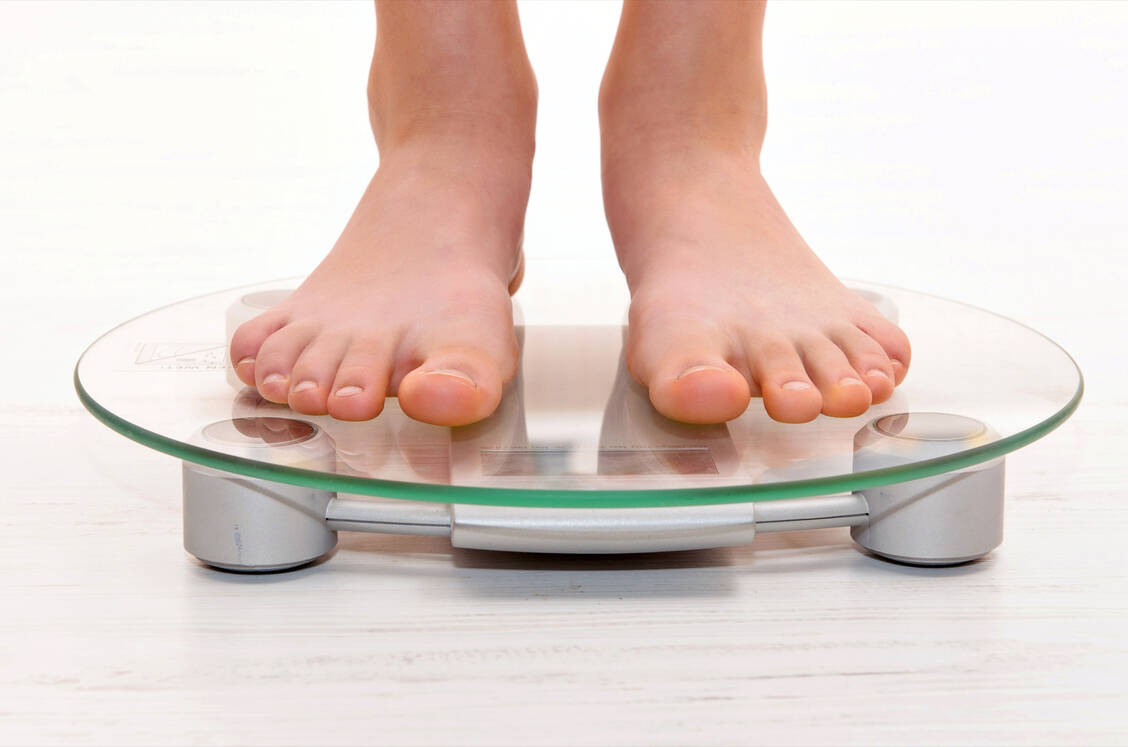 Nicht nur Übergewicht und Adipositas sind Risikofaktoren für einen schweren Covid-19-Verlauf. Bei jüngeren Menschen steigt das Risiko bereits ab einem BMI von 23, was noch Normalgewicht darstellt. / Foto: Shutterstock/Rasulov