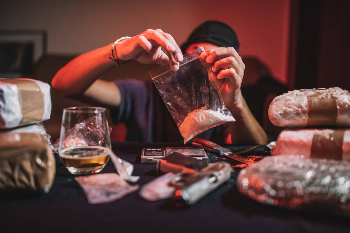Illegale Drogen, darunter Kokain und synthetische Drogen sowie neue psychoaktive Substanzen, sind weit verbreitet. Es kommen immer wieder neue Cannabisprodukte auf den Markt, während die Vielfalt der angebotenen Opioide und Stimulanzien zunimmt, schreibt die EU-Drogenagentur. / © Getty Images/ArtistGNDphotography