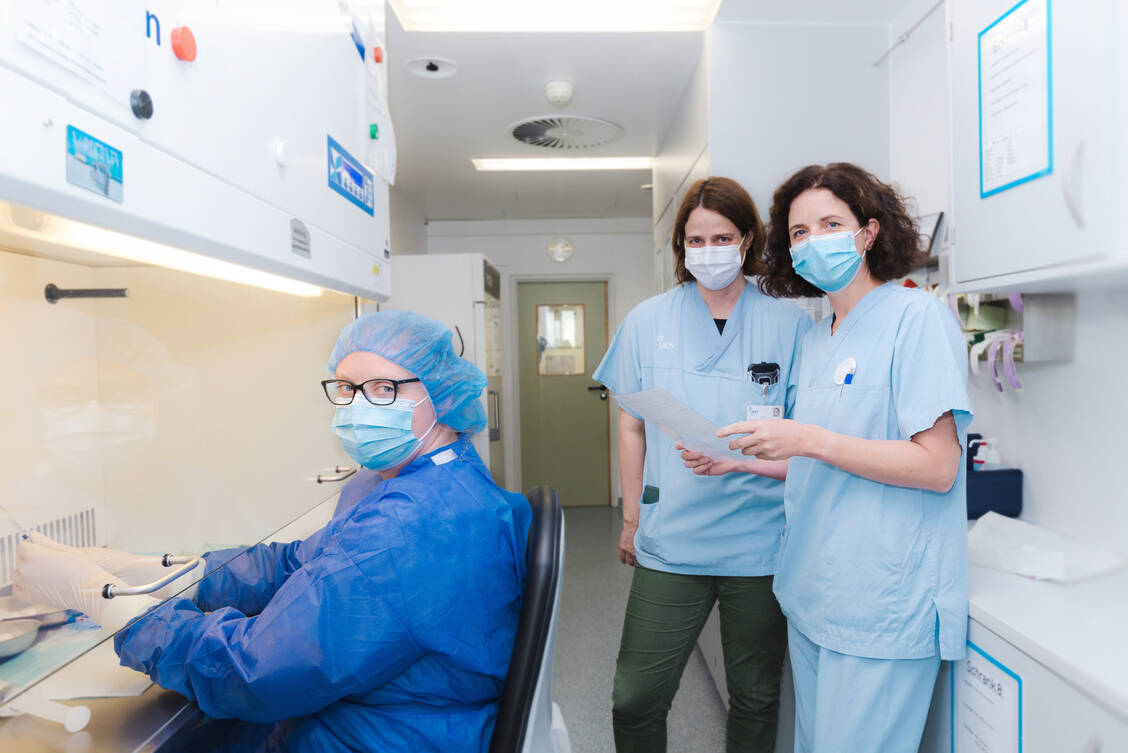 AMTS ist Teamarbeit: PTA Denise Niemeyer (links) bereitet eine Infusion vor, die Oberärztin Dr. Julia Sandkötter (Mitte) zuvor genau berechnet und angeordnet hat. Gegeben wird die Infusion später von Fachkinderkrankenpflegerin Karin Evers. Alle Arbeitsschritte werden vom Team im Vier-Augen-Prinzip überprüft. / Foto: UKM