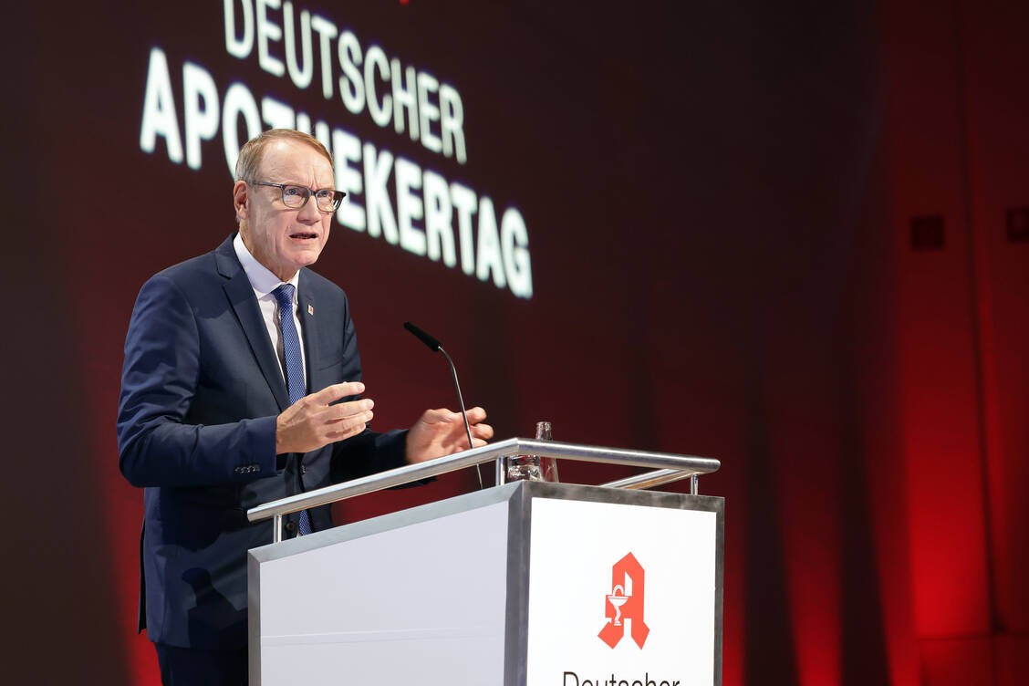 ABDA-Präsident Thomas Preis skizzierte die Schritte der Apothekenreform, die den Apotheken neue Chancen eröffneten – gleichzeitig warnte er vor Risiken durch das Gebaren der Versender und richtete einen Appell an Bundesgesundheitsminister Carsten Linnemann (CDU). / © PZ/Alois Müller