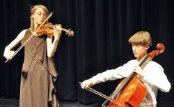 Die Geschwister Ada Aria und Ead Anner Rückschloß spielten in Meran Geige, Cello und Klavier.
<p class="fotonachweis">Foto: privat</p>