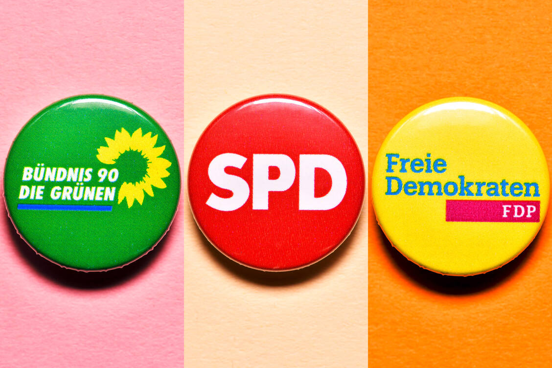 Rot, gelb, grün: Die Ampelparteien haben lange verhandelt und wollen heute ihren Koalitionsvertrag vorstellen.  Personalfragen wollen zumindest Sozialdemokraten und Liberale aber offenbar noch nicht bis ins Detail beantworten.  / Foto: picture alliance / CHROMORANGE