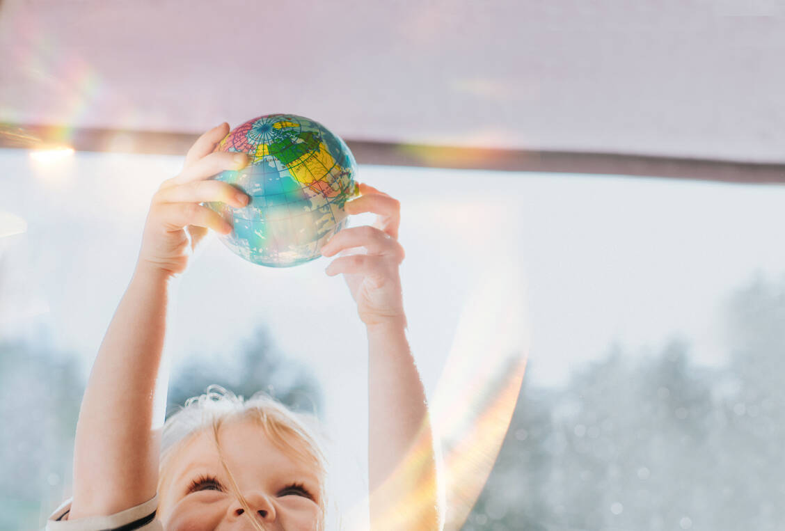 2,1 Kinder pro Frau: Dieser Wert gilt als Schwelle, um die Bevölkerung durch Geburten langfristig auf einem konstanten Niveau zu halten. Experten schätzen, dass im Jahr 2100 weltweit nur noch sechs Staaten über dieser Marke liegen. / Foto: Getty Images/Catherine Falls Commercial