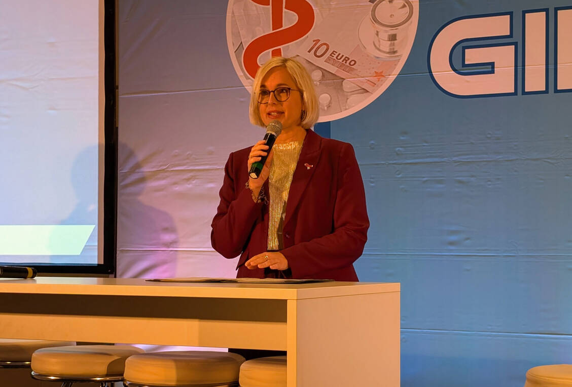 Staatssekretärin Christiane Schenderlein erklärte beim Kassengipfel die Pläne des BMG.  / © PZ/Brockfeld