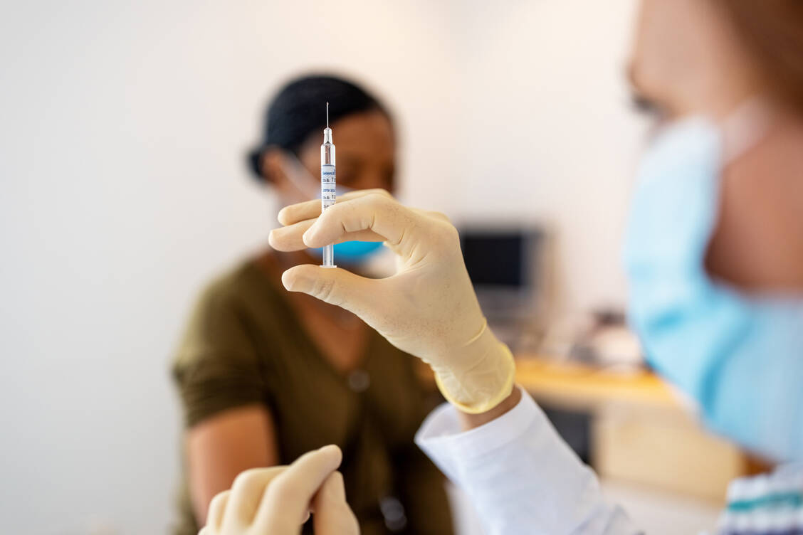 Künftig sollen Patienten sich auch beim Zahnarzt gegen Covid-19 impfen lassen können,  das sieht die geplante Änderung der Coronavirus-Impfverordnung vor.  / Foto: Getty Images/Luis Alvarez