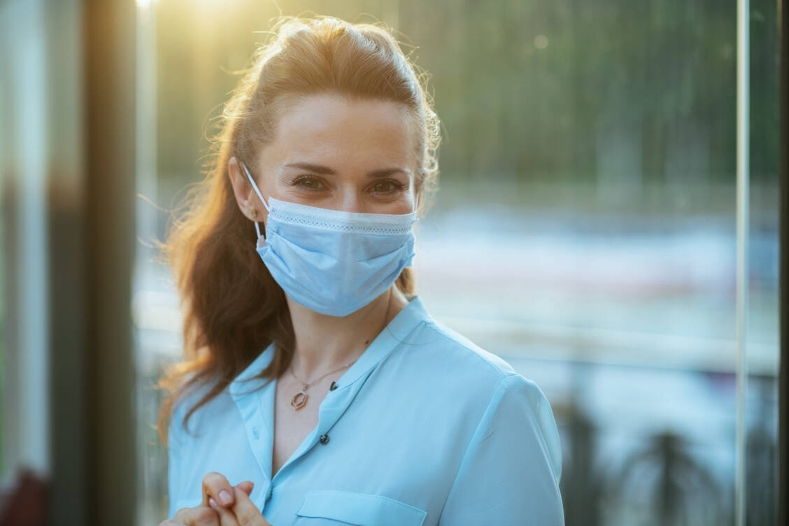 Auch in diesem Winter gilt: Masketragen bietet einen guten Schutz, sich mit  atemwegsgängigen Viren zu infizieren.   / Foto: Adobe Stock/Ihar Ulashchyk