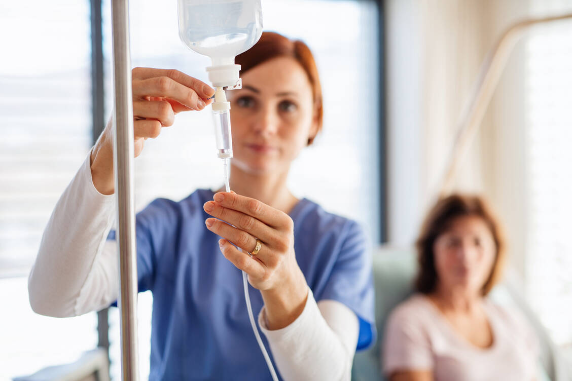 Etliche Chemotherapien, zum Beispiel mit Taxanen oder Platinverbindungen, können Poly­neuropathien und Parästhesien auslösen. / Foto: Adobe Stock/Halfpoint