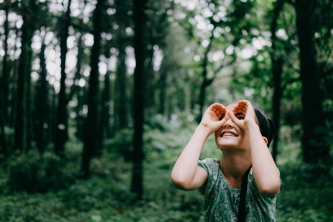 Weitsicht ist das beste Mittel gegen Kurzsichtigkeit. Kinder sollten sich auch der Augen zuliebe täglich zwei Stunden im Freien bewegen. / Foto: Getty Images/ Ippei & Janine Photography