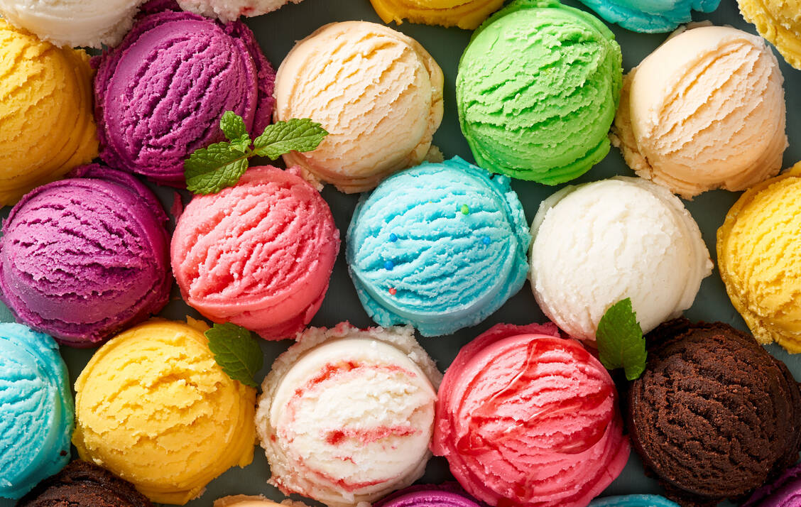 Ob Mango, Schoko, Minze oder Himbeere –  Eiskreationen sind nicht nur ein Geschmackserlebnis, sondern rufen bei vielen Menschen auch Erinnerungen wach. In der perfekten Herstellung steckt viel (Natur-)Wissenschaft. / Foto: Adobe Stock/Tatyana Sidyukova