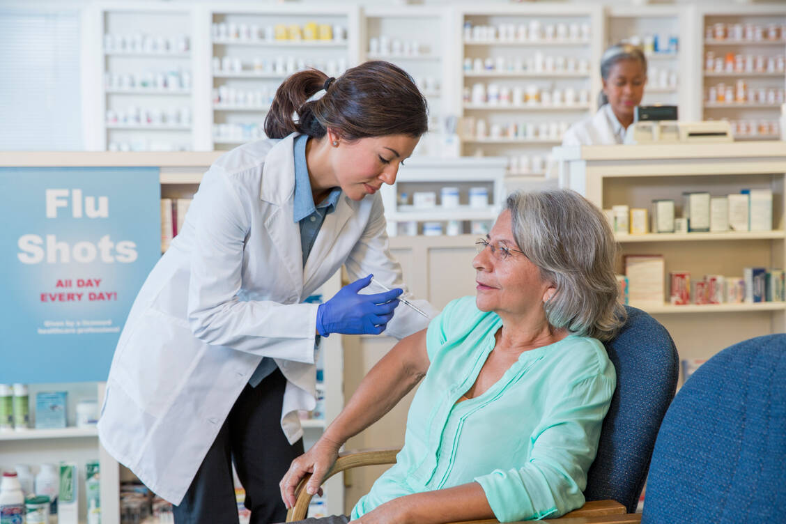 Apothekerinnen und Apotheker, die impfen, machen damit überwiegend gute Erfahrungen. Die Patientinnen und Patienten schätzen das niedrigschwellige Angebot. Das zeigt eine PZ-Recherche. / Foto: Getty Images/Terry Vine