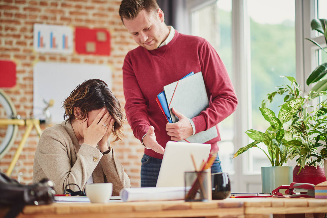 Entscheidender als Leistungsdruck für das psychische Wohlbefinden am Arbeitsplatz sind Zeitstress und eine unfreundliche Atmosphäre. / Foto: Adobe Stock/Milan Ilic