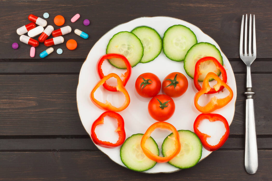 Wer sich gesund und abwechslungsreich ernährt, braucht meist keine Nahrungsergänzungsmittel. Ausnahmen wie Schwangere und Veganer bestätigen die Regel. / Foto: Adobe Stock/martinfredy