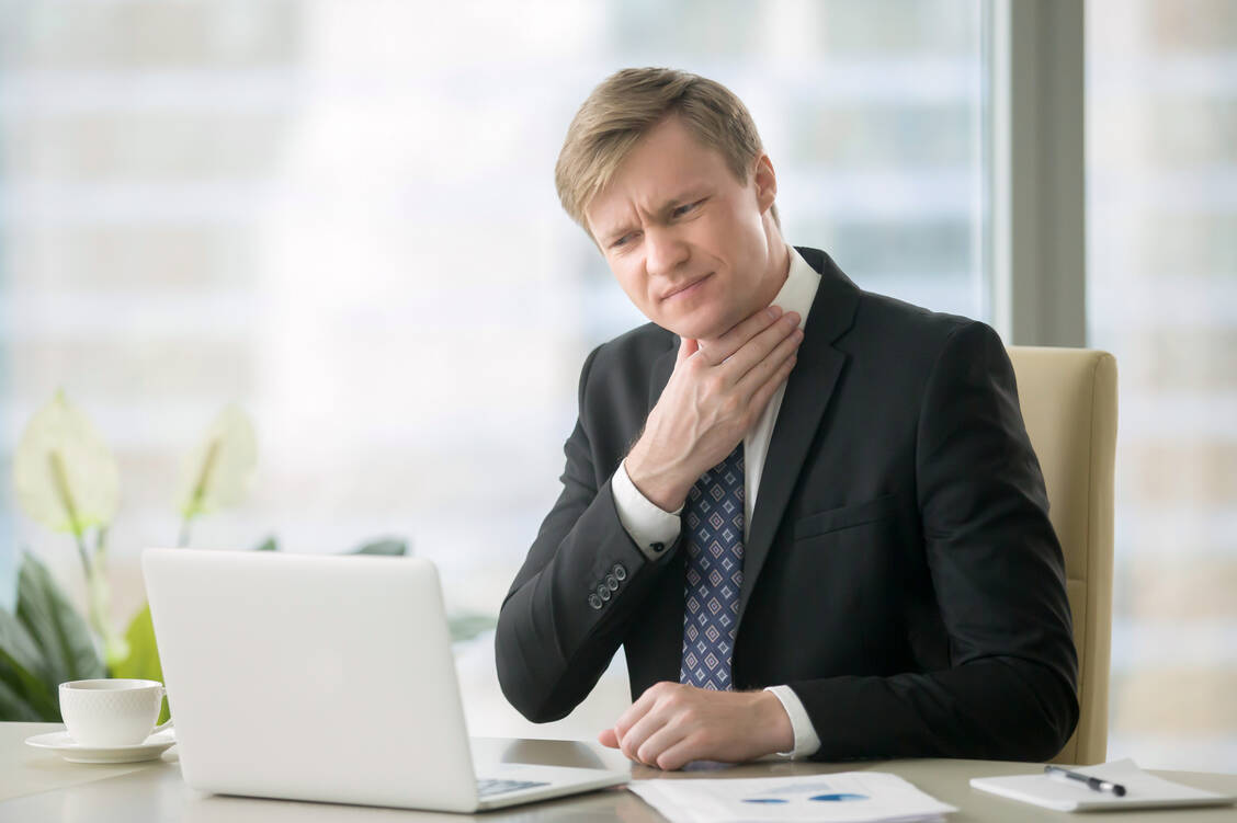Sodbrennen brennt nicht nur im Brustbereich. Der gastro-ösophageale Reflux kann Hustenattacken auslösen, aber nur wenn bereits ein hypersensitiver Hustenreflex vorliegt. / Foto: Adobe Stock/fizkes