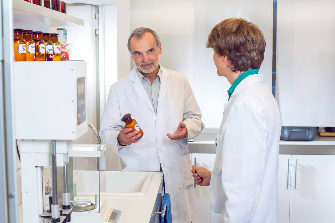 Ohne gutes Personal keine gute Leistung in der Apotheke. Daher sind eine Aktualisierung und Stärkung der PTA- und PKA-Ausbildung dringend nötig. / © Getty Images/Raygun