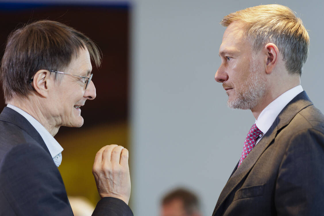 Gesundheitsminister Karl Lauterbach (links) im Gespräch mit dem ehemaligen Finanzminister Christian Lindner.  / © IMAGO/photothek