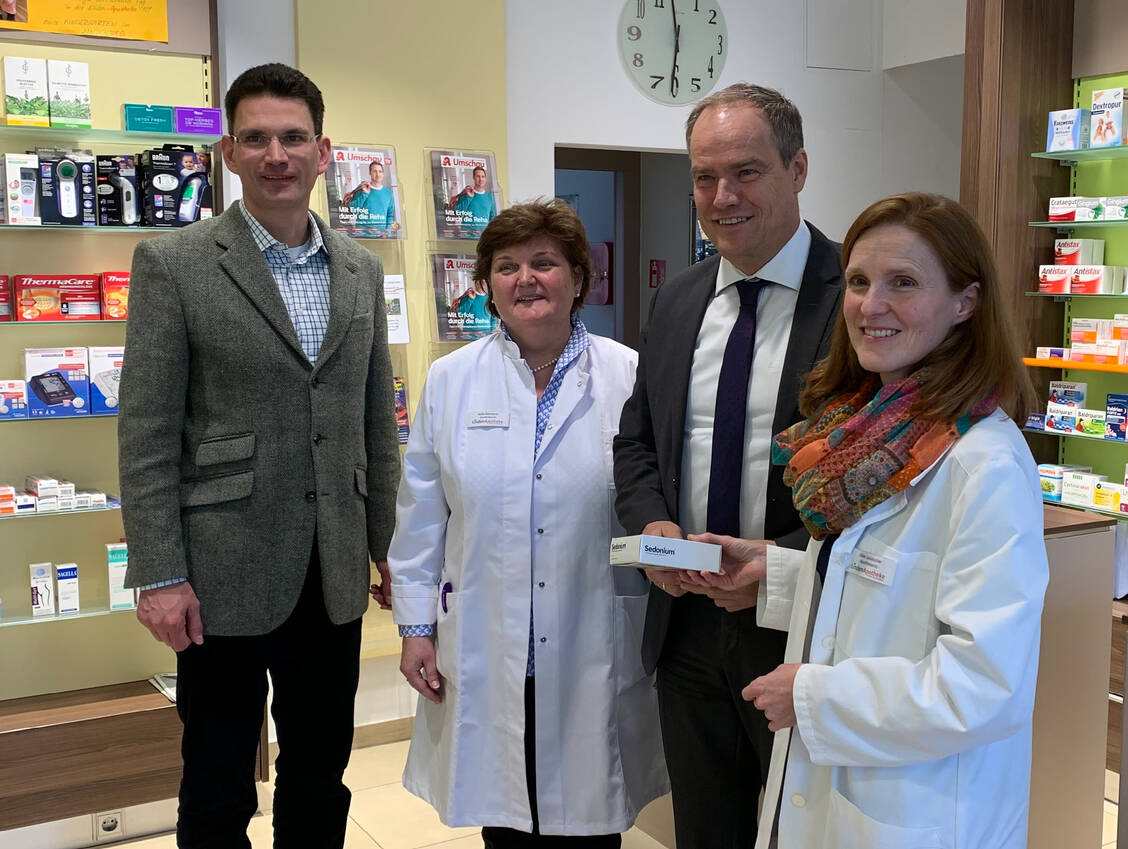 Besuch in der Linden-Apotheke Heidelberg (von links): Marc Massoth (Wirtschaftsförderung, Stadt Heidelberg), Apothekeninhaberin Karin Ramsauer, OB Professor Eckart Würzner und Apothekerin Silke Laubscher. / Foto: LAK Baden-Württemberg